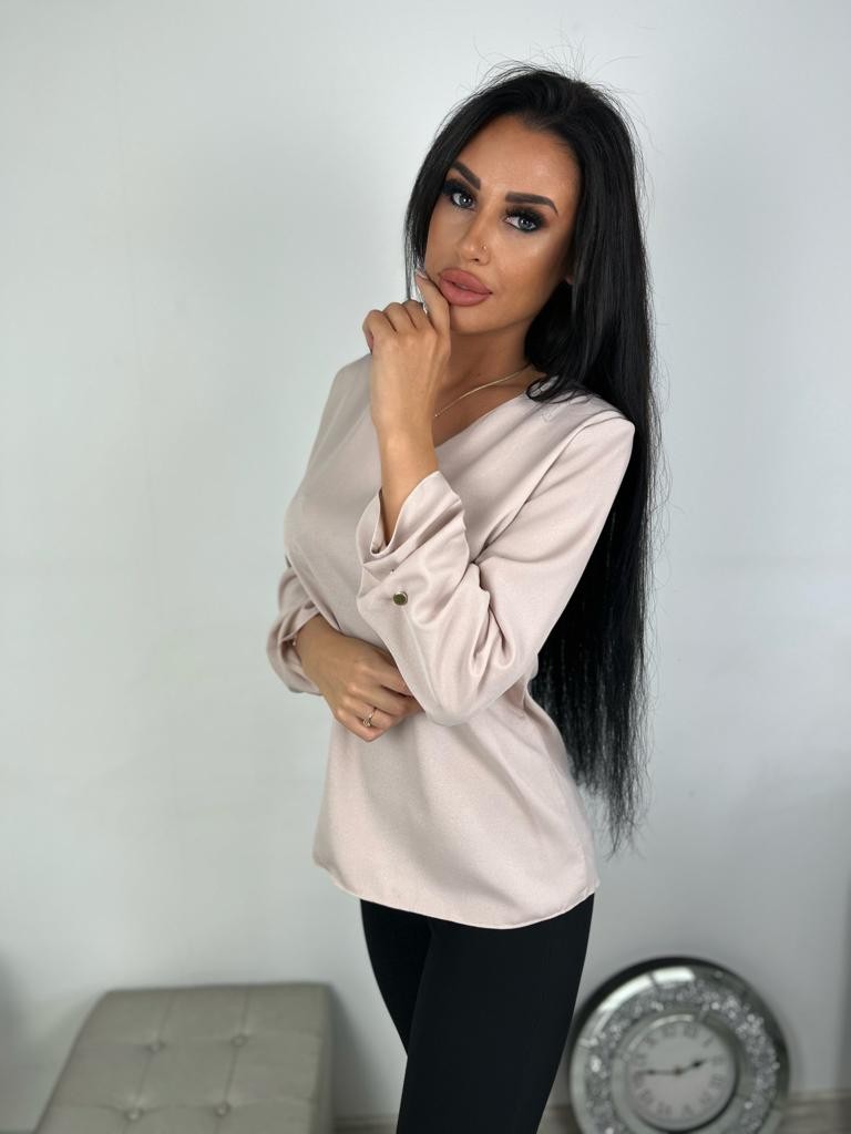 Bluzka z guzikami na rękawie