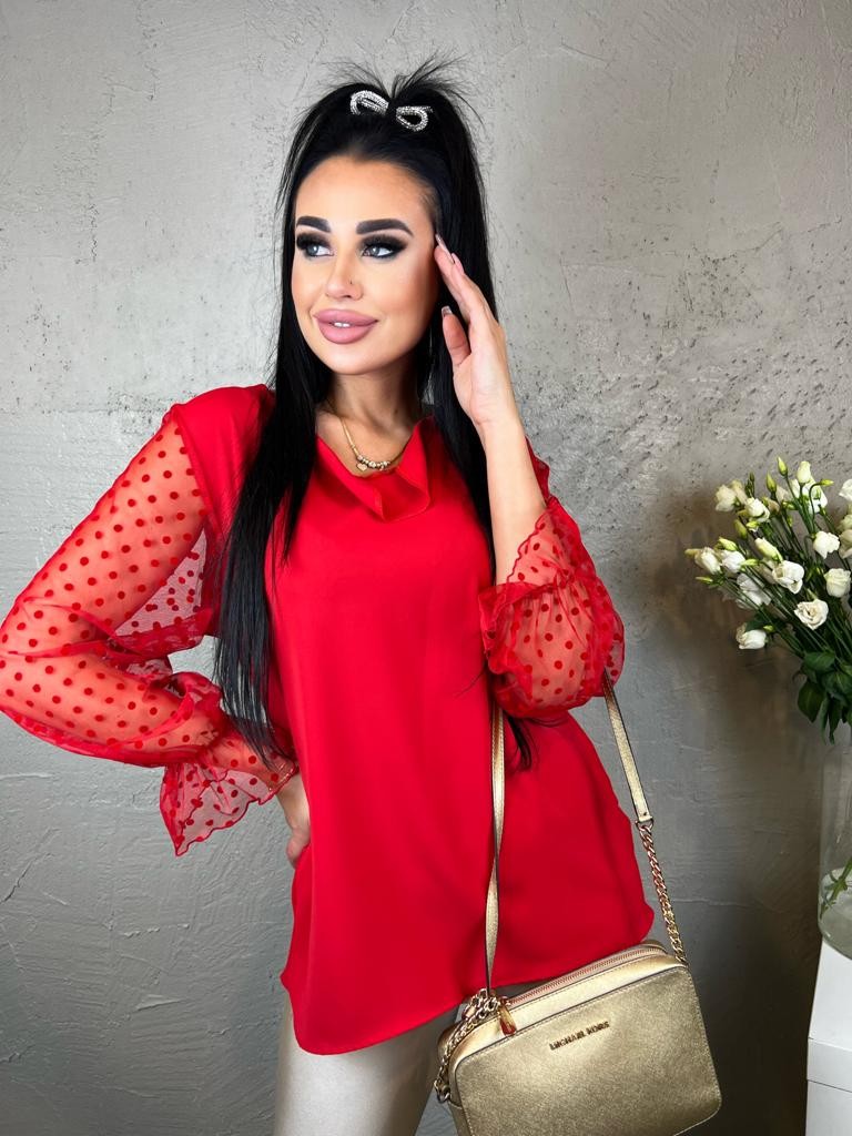 Elegancka bluzka z ozdobnym rękawem