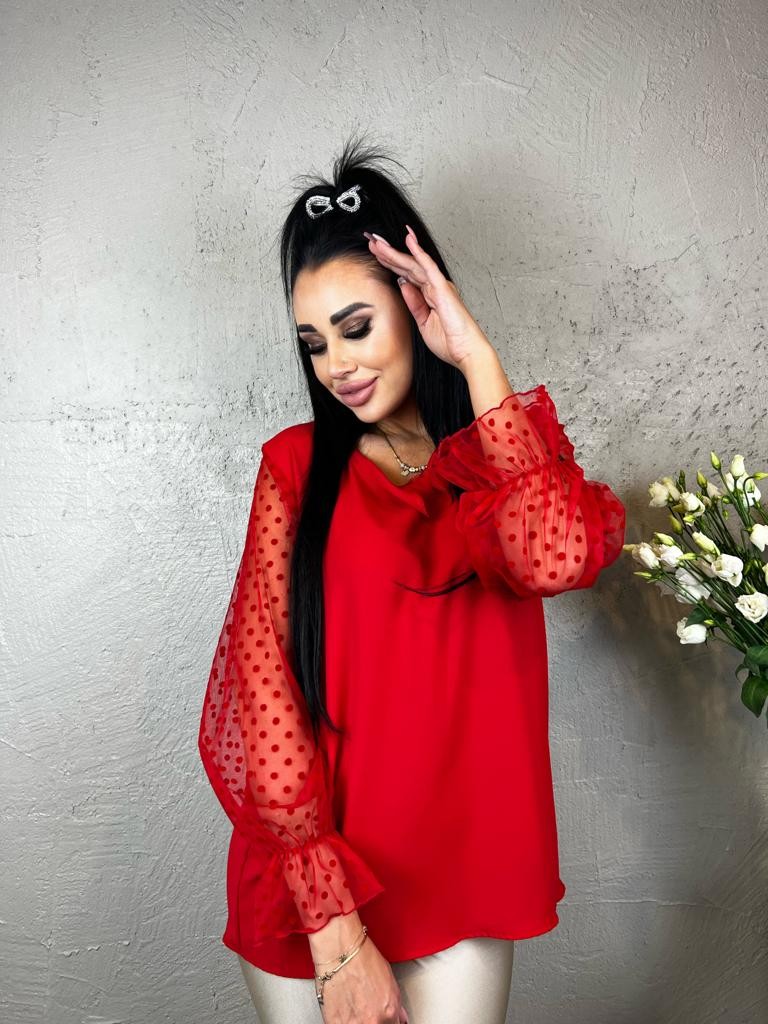 Elegancka bluzka z ozdobnym rękawem