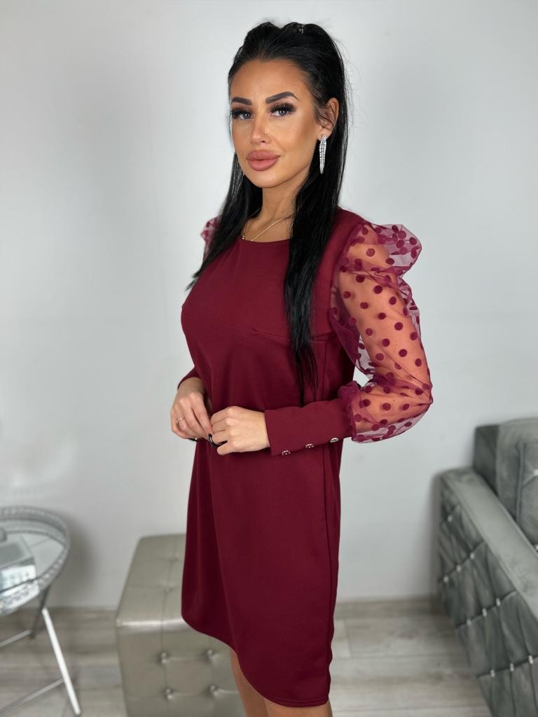 Sukienka z ozdobnymi rękawami