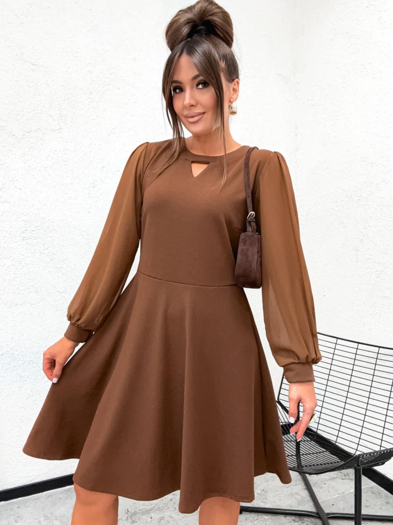 Rozkloszowana sukienka z siateczkowym rękawem