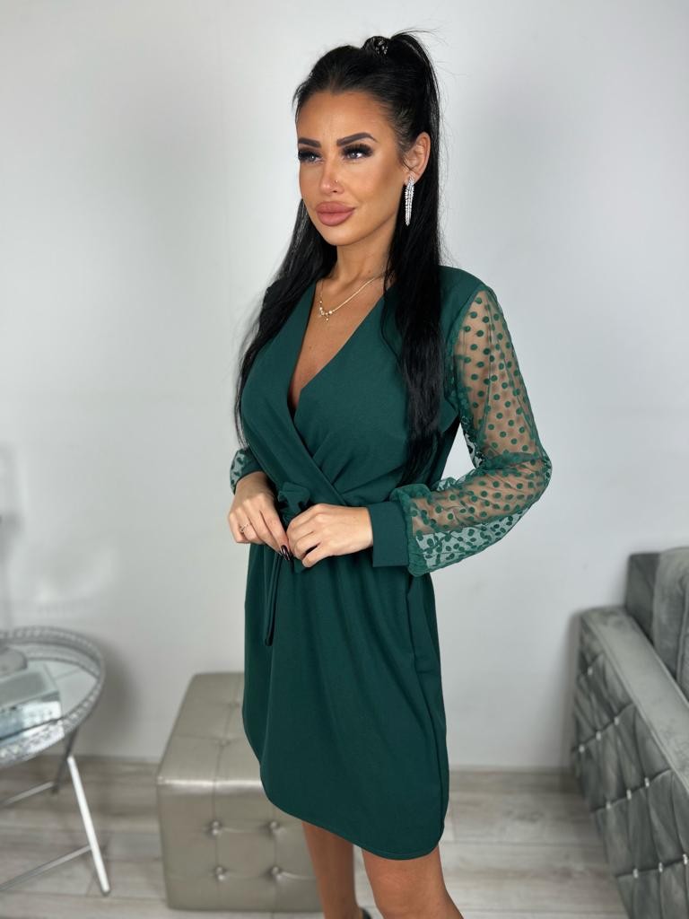 Kopertowa sukienka z ozdobnym rękawem