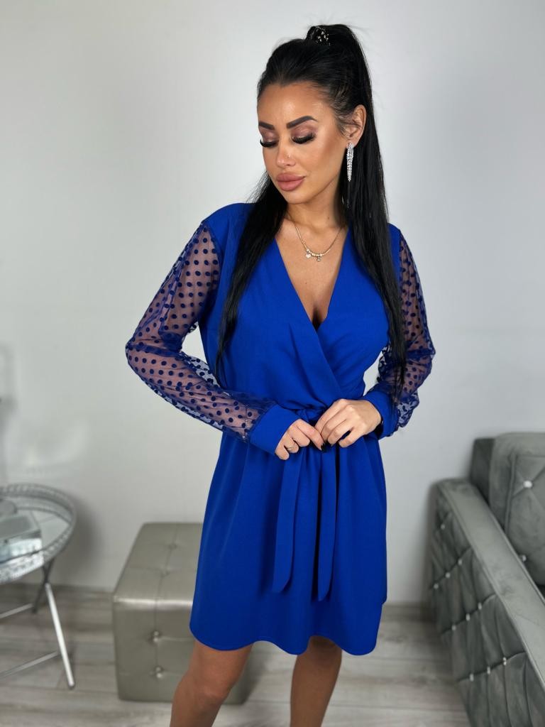 Kopertowa sukienka z ozdobnym rękawem