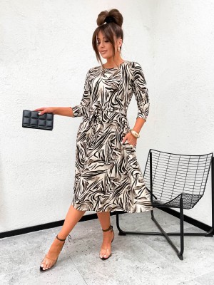 Rozkloszowana sukienka we wzorek