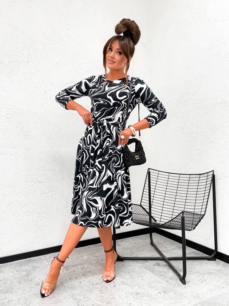 Rozkloszowana sukienka we wzorek